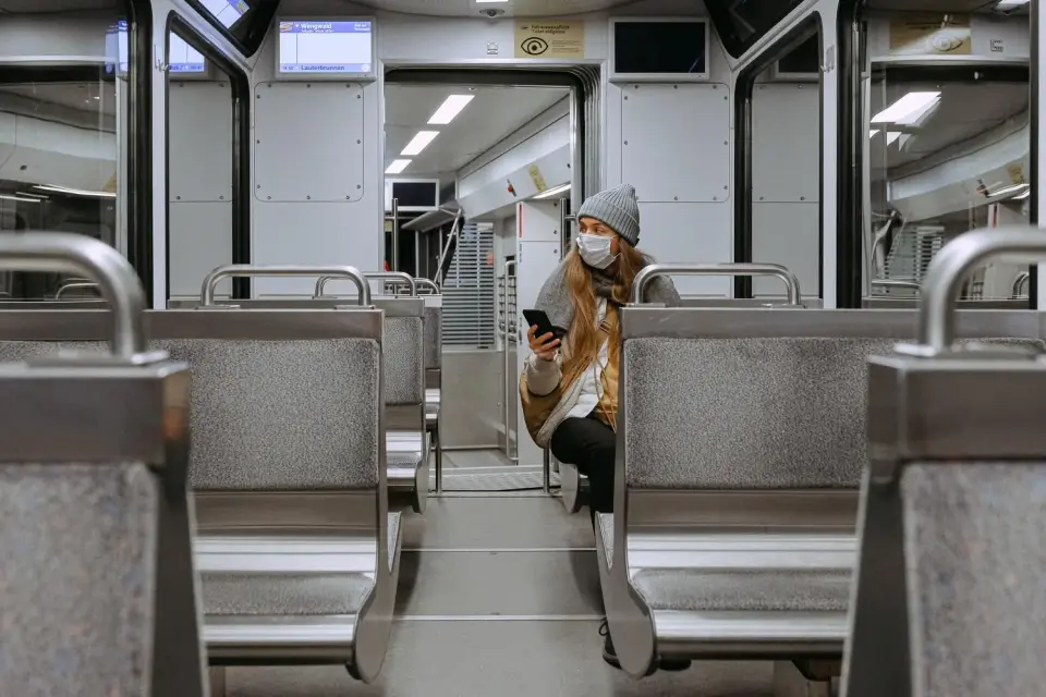 Blog Openbaar vervoer en het coronavirus woman wearing mask on train 3962264