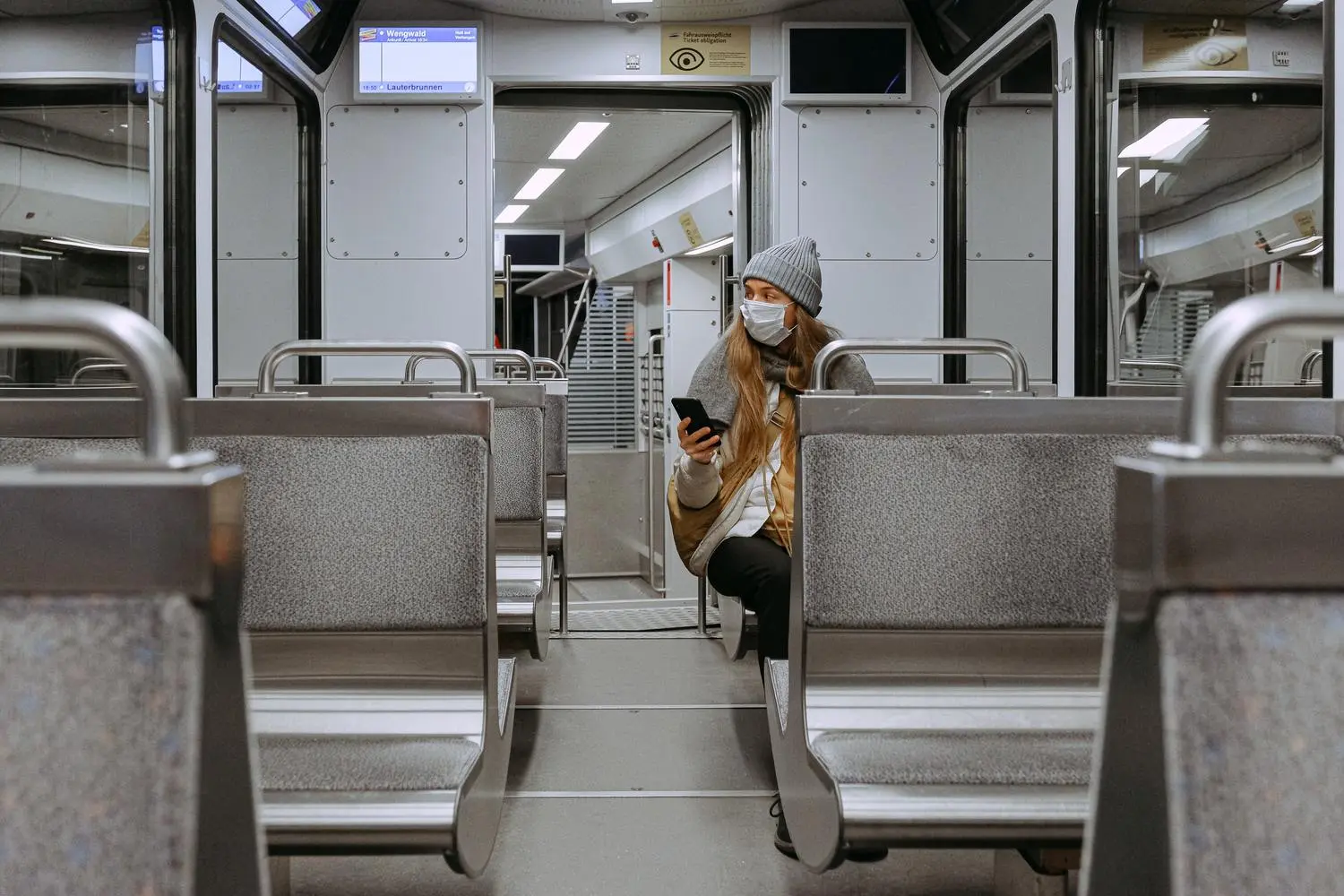 Blog Openbaar vervoer en het coronavirus woman wearing mask on train 3962264
